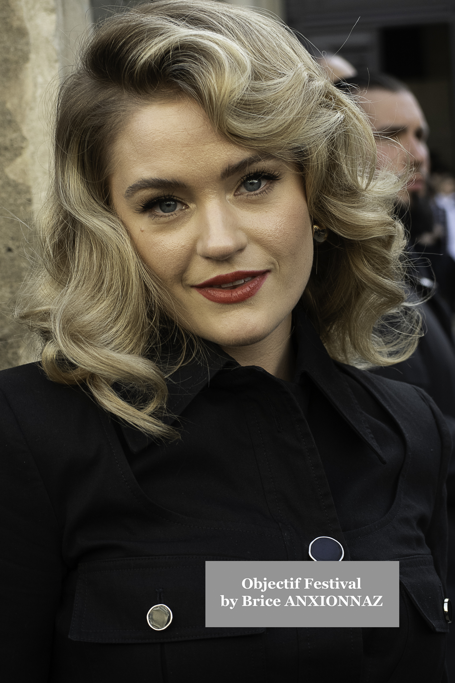 Photo streetstyle de Kim Cattrall - Streetstyle photos of guest arrivals at the Nina Ricci show lors du défilé Nina Ricci Spring 2025 à Streetstyle-photos-of-guest-arrivals-at-the-Nina-Ricci-show, Paris Fashion Week le 7 March 2025 par Brice ANXIONNAZ (Objectif Festival)